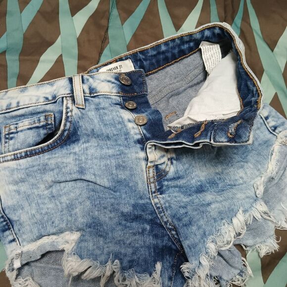 Itsy bitsy teenie weenie denim shorts w/spandex. Size: 26 Forever 21      (0859) - Picture 3 of 5